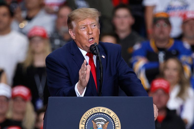 El presidente estadounidense Donald Trump habla durante un mitin de campaña en el McMorran Place Arena en Port Huron, Michigan, el domingo 25 de octubre de 2026. (Foto AP/Duane Burleson)