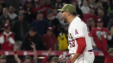 El dominicano Carlos Estévez, de los Angelinos de Los Ángeles, festeja tras conseguir el salvamento en el duelo ante los Mellizos de Minnesota, el viernes 19 de mayo de 2023 (AP Foto/Mark J. Terrill)