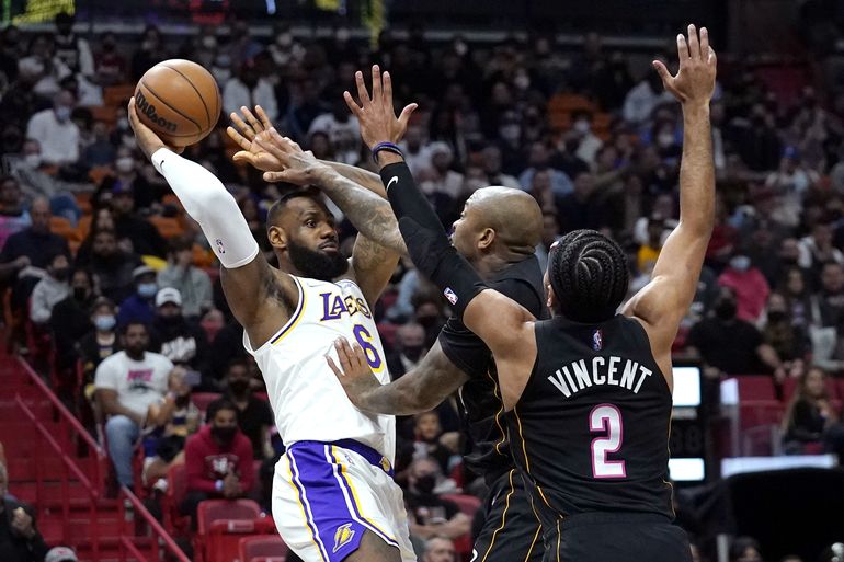 Heat deja escapar ventaja, pero vence a Lakers 113-107