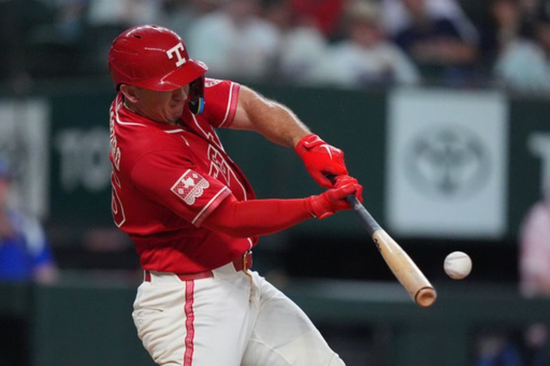 Wyatt Langford, de los Rangers de Texas, conecta un jonrón durante la octava entrada de un partido de béisbol contra los Astros de Houston, el viernes 10 de julio de 2026, en Arlington, Texas. (Foto AP/LM Otero)