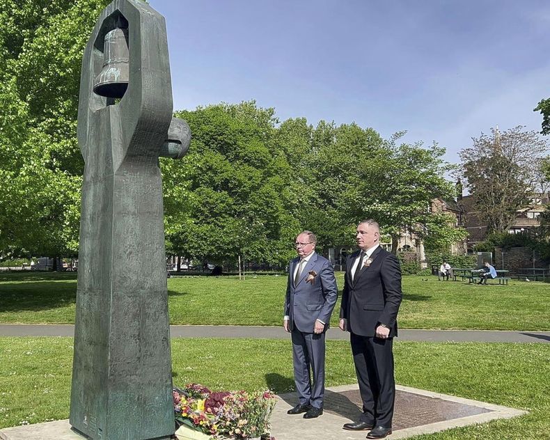 En esta fotografía publicada por la Embajada de Rusia en Londres, el coronel Maxim Elovik, agregado de defensa ruso en el Reino Unido y el embajador ruso ante Reino Unido, Andrey Kelin (derecha) durante una ceremonia en Londres, el miércoles 8 de mayo de 2024. (Servicio de Prensa del Ministerio de Asuntos Exteriores de Rusia vía AP)