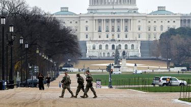 Agentes de la Guardia Nacional patrullan el National Mall cerca del Capitolio de EEUU, el miércoles 26 de noviembre de 2025, en Washington. (AP Foto/Rahmat Gul)