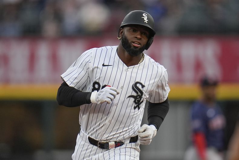 El cubano de los Medias Blancas de Chicago, Luis Robert Jr. recorre las bases tras impactar un jonrón ante los Medias Rojas de Boston durante la primera entrada del juego de béisbol el viernes 7 de junio de 2024, en Chicago. (AP Foto/Erin Hooley)