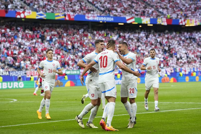 Jugadores de la República Checa celebran el primer gol de su equipo durante un partido del Grupo F entre Georgia y la República Checa en la Euro 2024 en Hamburgo, Alemania, el sábado 22 de junio de 2024. (AP Foto/Ebrahim Noroozi)