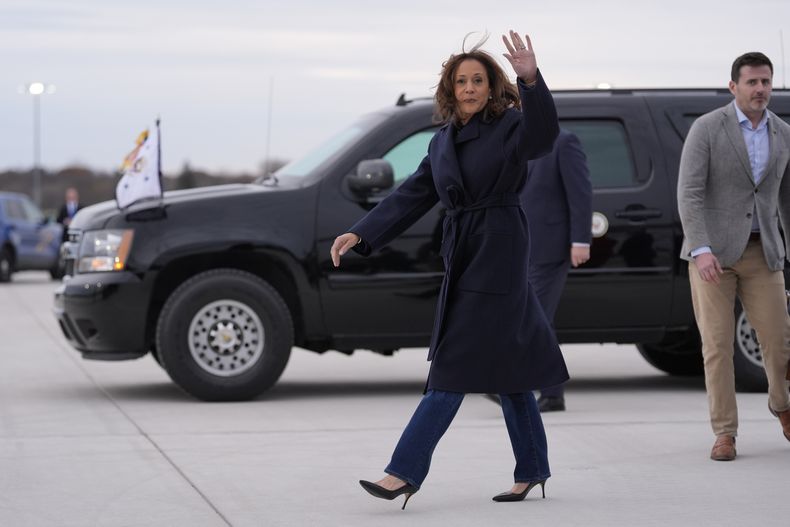 La candidata presidencial demócrata, la vicepresidenta Kamala Harris, saluda a su llegada al aeropuerto internacional Capital Region, el domingo 3 de noviembre de 2024, en Lansing, Michigan. (AP Foto/Jacquelyn Martin, foto compartida)