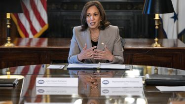 ARCHIVO - La vicepresidenta Kamala Harris habla en una reunión con legisladores sobre los derechos reproductivos, el viernes 8 de julio de 2022, en su oficina dentro del Edificio de Oficinas Ejecutivas Eisenhower en el complejo de la Casa Blanca, en Washington. (AP Foto/Jacquelyn Martin, archivo)