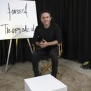 El cantautor colombiano Fonseca posa para promover su álbum Tropicalia, durante una entrevista en la Ciudad de México el lunes 29 de abril de 2024. (Foto AP/Berenice Bautista)