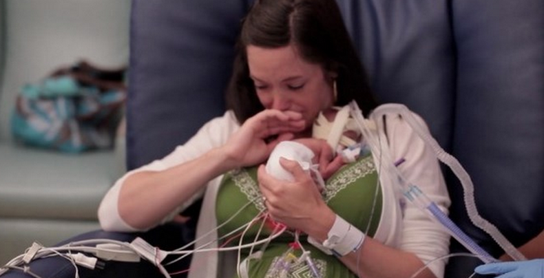 Ward Miles Miller llegó al mundo con sólo cinco meses de gestación y pesando 700 gramos, lo que dejaba escasas posibilidades de vida. Superados los inconvenientes, un emotivo video muestra su lucha