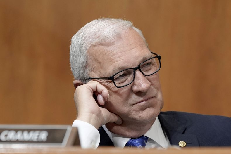 El senador Kevin Cramer, republicano por Dakota del Norte, durante una audiencia de la Comisión de Medio Ambiente y Obras Públicas del Senado en el Capitolio, el 5 de junio de 2024, en Washington. (AP Foto/Mariam Zuhaib, Archivo)