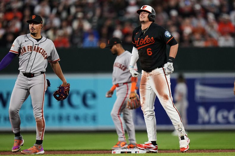 Ryan Mountcastle de los Orioles de Baltimore cojea tras lesionarse tras batear un doble en la segunda entrada ante los Gigantes de San Francisco el sábado 11 de abril del 2026. (AP Foto/Stephanie Scarbrough)