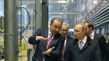 americateve | El presidente ruso Vladimir Putin (derecha) escucha la explicaci&oacute;n de Valery Puchkov, jefe de una f&aacute;brica, duranye una visita a la ciudad de Petrosavodsk el lunes 28 de abril de 2014. (Foto de AP/RIA Novosti, Alexei Druzhinin, Servicio Presi