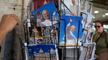 Postales del papa León XIV se ven en una tienda de objetos religiosos cerca de la plaza de San Pedro del Vaticano, en Roma, el lunes 12 de octubre de 2026. (AP Foto/Gregorio Borgia)