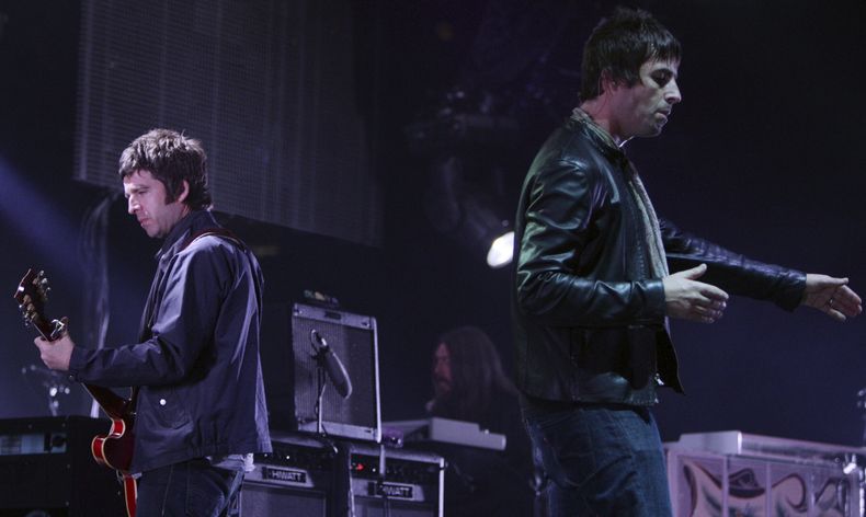 ARCHIVO - Noel, a la izquierda, y Liam Gallagher, de Oasis, actúan en Vancouver, B.C., el 27 de agosto de 2008. (Darryl Dyck/The Canadian Press via AP, archivo)