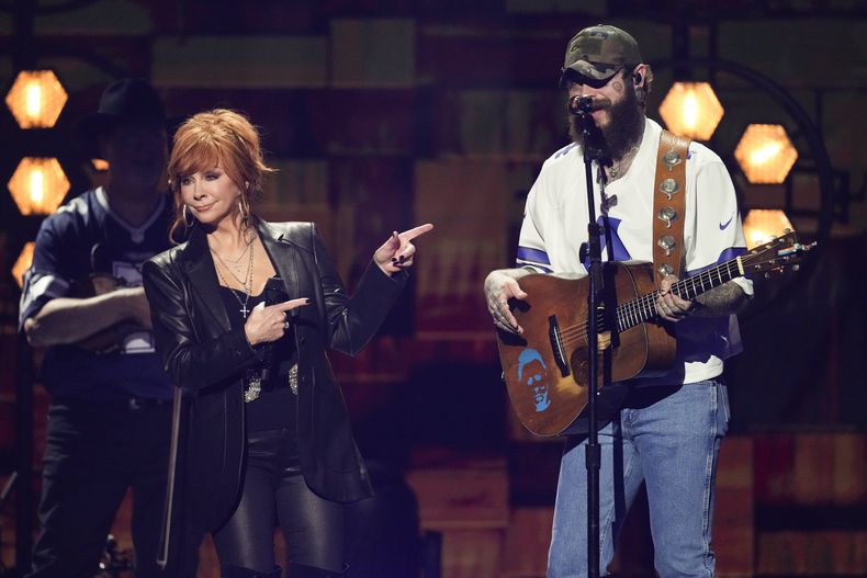 Reba McEntire, izquierda, y Post Malone interpretan Ramblin Man en la 59a entrega anual de los Premios de la Academia de Musica Country el jueves 16 de mayo de 2024, en el Ford Center en Frisco, Texas. (Foto AP/Chris Pizzello)