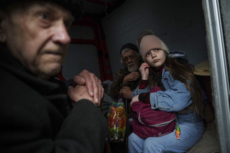 Hanna, de 12 años, y su familia viajan en una camioneta durante una evacuación desde Pokrovsk, Ucrania, el sábado 21 de diciembre de 2024. (AP Foto/Evgeniy Maloletka)