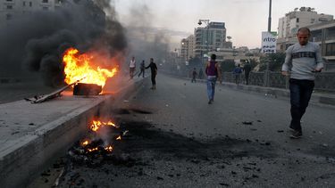 americateve | Manifestantes opuestos a la Hermandad Musulmana pasan junto a una barricada en llamas en el distrito de Ciudad Nasr, en El Cairo, Egipto, el viernes 22 de noviembre del 2013.(Foto AP/Diario El-Shorouk, Sabry Khaled)