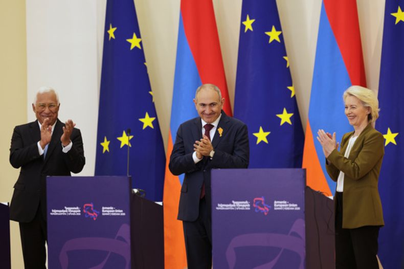 De izquierda a derecha, el presidente del Consejo Europeo, António Costa; el primer ministro de Armenia, Nikol Pashinyan, y la presidenta de la Comisión Europea, Ursula von der Leyen, tras una conferencia de prensa en la cumbre UE-Armenia en el palacio presidencial de Ereván, Armenia, el martes 5 de mayo de 2026. (AP Foto/Anthony Pizzoferrato)