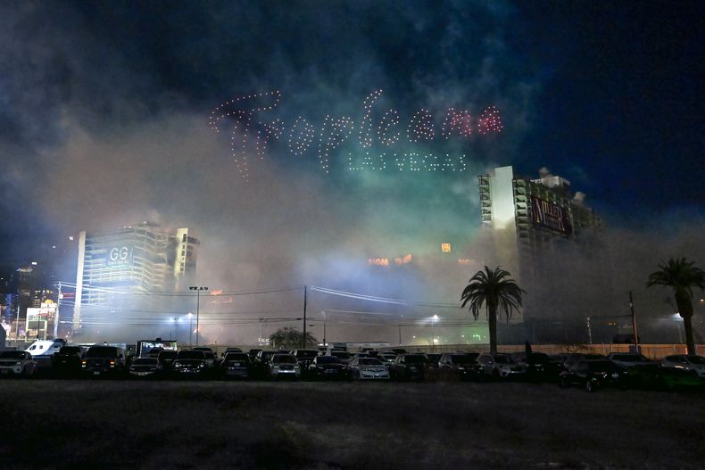 Las torres del hotel Tropicana Las Vegas implosionan el miércoles 9 de octubre de 2024 en Las Vegas. (Foto AP/David Becker)