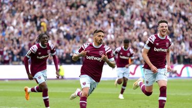 Manuel Lanzini del West Ham celebra tras anotar el tercer gol de su equipo ante el Leeds en el Estadio de Londres el domingo 21 de mayo del 2023. (John Walton/PA via AP)