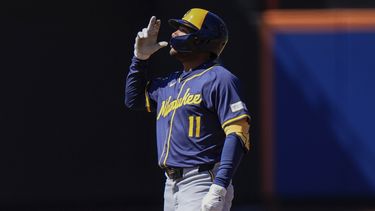 Jackson Chourio (11) de los Cerveceros de Milwaukee tras conectar un doble ante los Mets de Nueva York, el domingo 31 de marzo de 2024, en Nueva York. (AP Foto/Frank Franklin II)