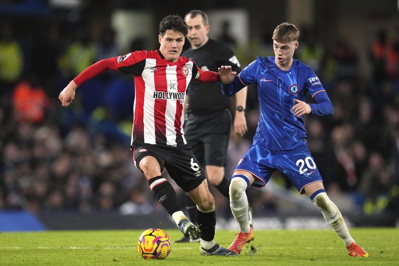 ARCHIVO - Christian Norgaard, izquierda, del Brentford, defiende el balón de Cole Palmer, del Chelsea, durante el partido de fútbol de la Liga Premier inglesa entre el Chelsea y el Brentford en Stamford Bridge en Londres, el 15 de diciembre de 2024. (AP Photo/Kin Cheung, Archivo)