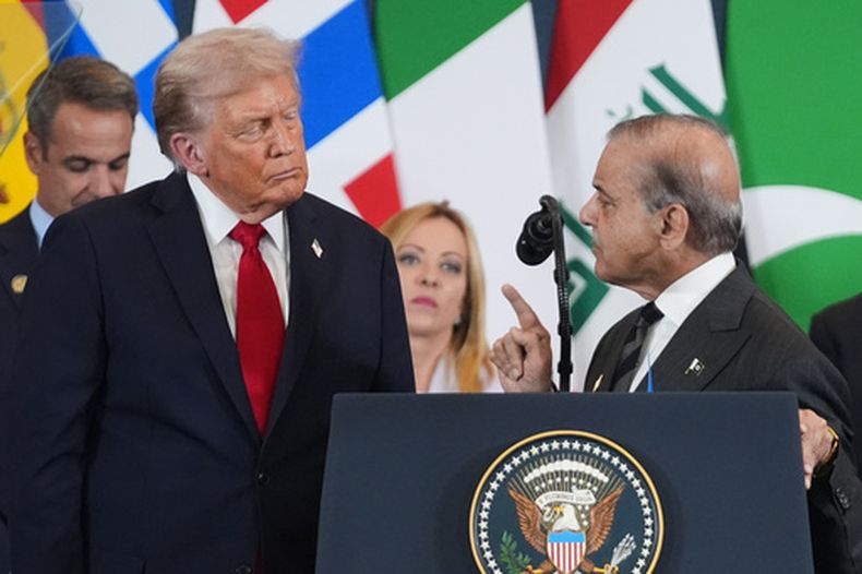 ARCHIVO - El presidente de Estados Unidos, Donald Trump (izquierda), escucha la intervención del primer ministro de Pakistán, Shehbaz Sharif, durante una cumbre para respaldar el final de la guerra entre Israel y Hamás en Gaza tras un acuerdo de alto el fuego, el 13 de octubre de 2025, en Sharm El Sheikh, Egipto. (AP Foto/Evan Vucci, archivo)