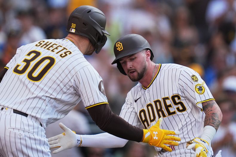 Jackson Merrill, de los Padres de San Diego, festeja con Gavin Sheets, tras conectar un cuadrangular ante los Astros de Houston, el sábado 8 de agosto de 2026 (AP Foto/Gregory Bull)