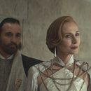 Esta imagen proporcionada por Disney+ muestra a Allistair Mackenzie, como Perrin Fertha, de izquierda a derecha, Genevieve OReilly, como Mon Mothma, y Stellan Skarsgård, como Luthen Rael, en una escena de Andor. (Lucasfilm Ltd./Disney+ vía AP)