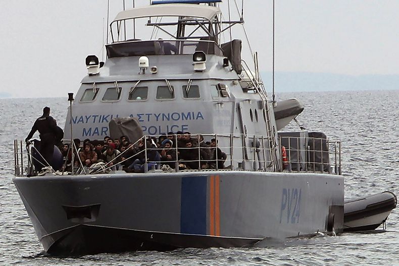 ARCHIVO – Varios migrantes a bordo de un buque patrulla de la policía marítima de Chipre son trasladados a un puerto tras ser rescatados de su propio barco frente a la costa sureste de la nación insular del Mediterráneo, en Protaras, Chipre, el 15 de enero de 2020. (AP Foto/Petros Karadjias, Archivo)