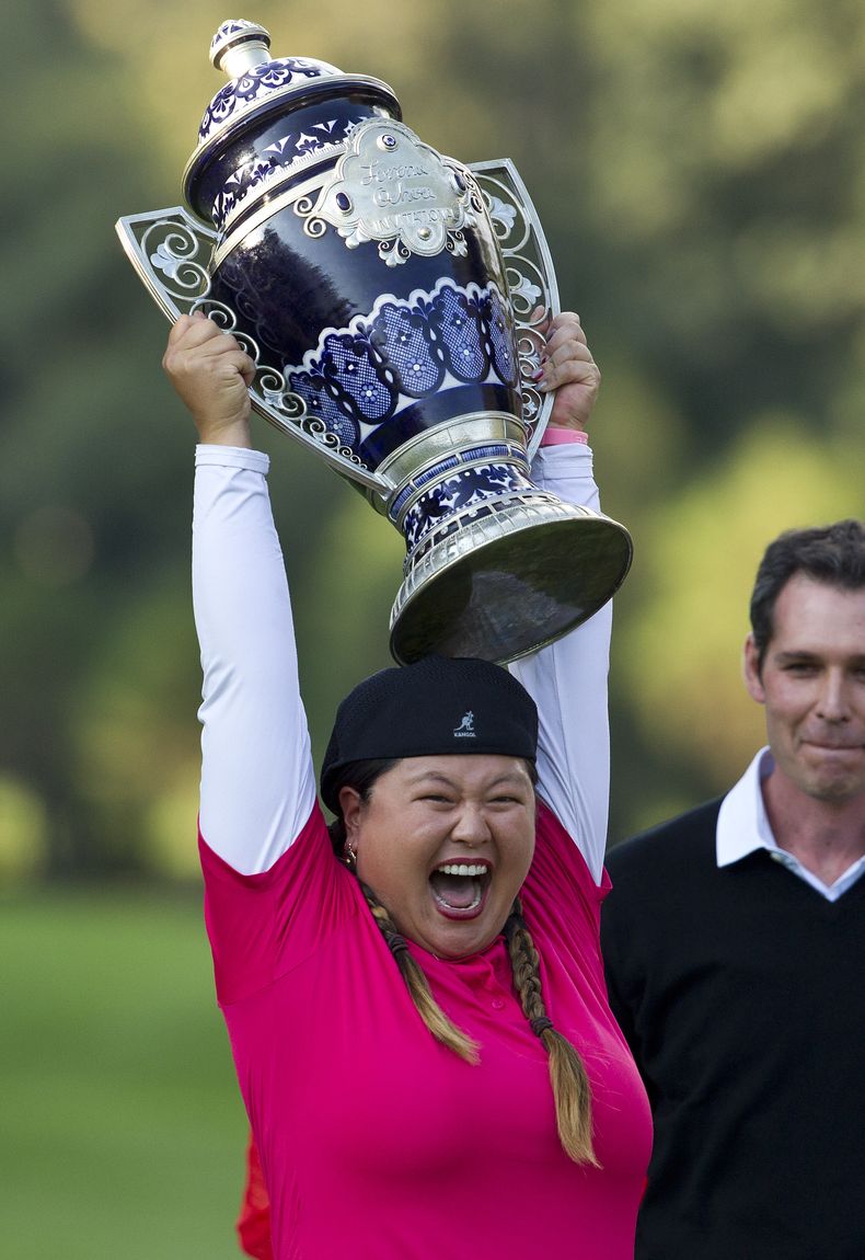 La estadounidense Cristina Kim levanta su trofeo luego de conquistar el torneo Lorena Ochoa Invitational, el domingo 16 de noviembre de 2014 en la Ciudad de M&eacute;xico (AP Foto/Christian Palma)