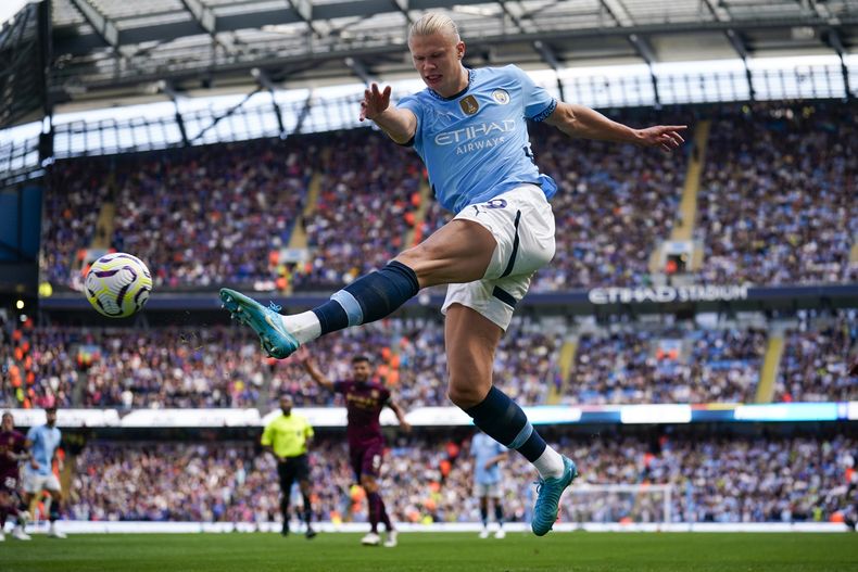 Erling Haaland del Manchester City remata el balón durante el partido contra Ipswich Town en la Liga Premier, el sábado 24 de agosto de 2024. El City ganó 4-1. (AP Foto/Dave Thompson)