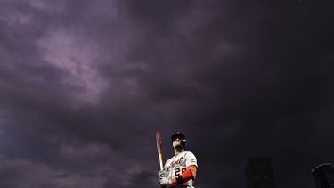 Javier Báez (28), de los Tigres de Detroit, se alista para su turno al bate frente a los Mellizos de Minnesota durante la tercera entrada del juego de béisbol de Grandes Ligas, el viernes 15 de agosto de 2025, en Minneapolis. (AP Foto/Matt Krohn)