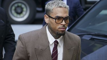 El cantante ganador del Grammy Chris Brown llega al Tribunal de la Corona de Southwark, en Londres, el viernes 11 de julio de 2025. (Foto AP/Alberto Pezzali)