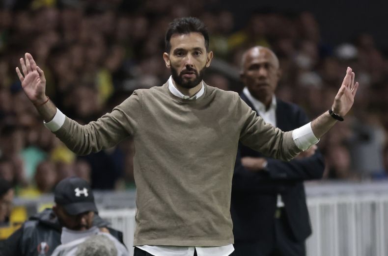 ARCHIVO - El español Carlos Corberán, técnico del Olympiacos, reacciona durante un partido ante Nantes en la Liga Europa, el 8 de septiembre de 2022 (AP Foto/Jeremias Gonzalez, archivo)