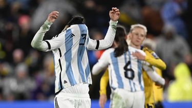 La argentina Eliana Stabile reacciona tras el encuentro del Grupo G del Mundial de Australia y Nueva Zelanda contra Suecia, en Hamilton, Nueva Zelanda, el 2 de agosto de 2023. (AP Foto/Andrew Cornaga)