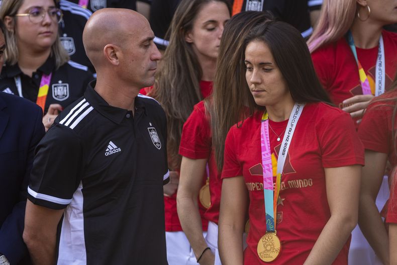 ARCHIVO - Foto del martes 22 de agosto del 2023, el presidente de la Federación de Fútbol de España Luis Rubiales junto a las jugadoras de la selección femenina de fútbol de España durante una ceremonia en el Palacio de la Moncloa con el presidente de España Pedro Sánchez. (AP Foto/Manu Fernandez, Archivo)