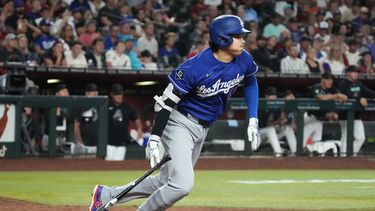 Shohei Ohtani, de los Dodgers de Los Ángeles, batea un sencillo productor en el décimo inning del juego del sábado 8 de agosto de 2026 ante los Diamondbacks de Arizona (AP Foto/Rick Scuteri)