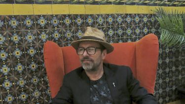 El cantautor argentino-estadounidense Kevin Johansen posa para un retrato durante una entrevista en la Ciudad de México el martes 12 de marzo de 2024. (Foto AP/Berenice Bautista)