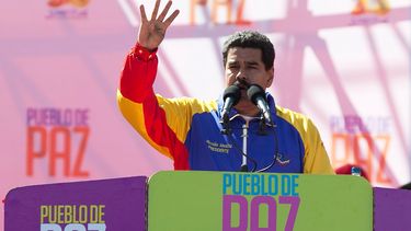 americateve | El presidente de Venezuela Nicol&aacute;s Maduro habla el s&aacute;bado 15 de febrero de 2014 en un mitin en Caracas, Venezuela. El domingo 16 de febrero de 2014, Maduro anunci&oacute; la expulsi&oacute;n de tres diplom&aacute;ticos de Estados Unidos. (Fo