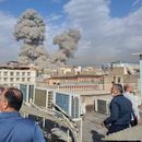 Varias personas observan mientras una columna de humo señala el lugar donde se produjo una explosión en Teherán, Irán, el 28 de febrero de 2026. (AP Foto)