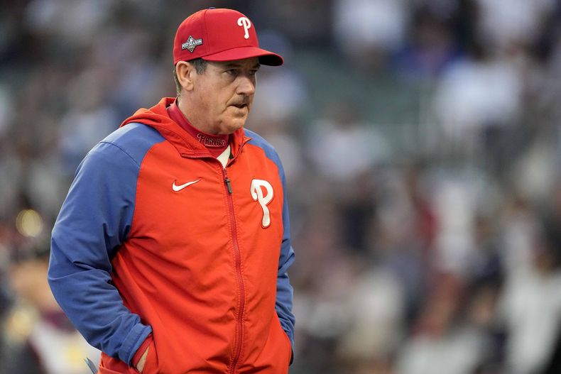 ARCJHIVO - Rob Thomson, mánager de los Filis de Filadelfia, camina rumbo al montículo durante la cuarta entrada del Juego 1 en la Serie Divisional de la Liga Nacional en contra de los Bravos de Atlanta, el 7 de octubre de 2023, en Atlanta. Los Filis anunciaron el lunes 4 de diciembre de 2023 que habían extendido el contrato de Thomson hasta la temporada 2025 después de que los llevó a dos viajes a la Serie de Campeonato de la Liga Nacional. (AP Foto/John Bazemore, Archivo)