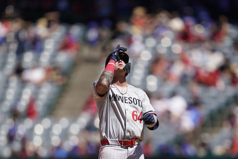 El puertorriqueño de los Mellizos de Minnesota celebra tras pegar un doble en la quinta entrada del juego ante los Angelinos de Los Ángeles el domingo 28 de abril del 2024. (AP Foto/Ryan Sun)
