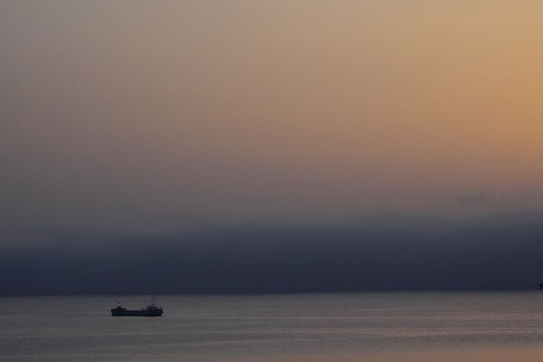 Una de las tres embarcaciones cargadas con ayuda humanitaria destinada a Gaza, fondeada tras regresar a puerto en Larnaca, Chipre, el 4 de abril de 2024. (AP Foto/Lefteris Piterakis)