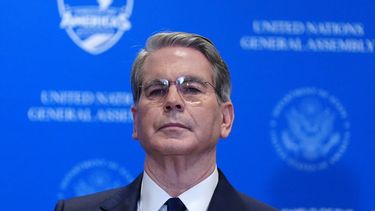 El secretario del Tesoro de Estados Unidos, Scott Bessent, asiste a una reunión con el presidente Donald Trump sobre la coalición multinacional de política y seguridad “Escudo de las Américas” al margen de la Asamblea General de las Naciones Unidas, el martes 22 de septiembre de 2026, en la sede de la ONU. (AP Foto/Julia Demaree Nikhinson)