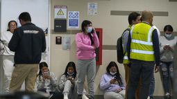 Migrantes colombianos deportados de Estados Unidos esperan dentro del aeropuerto El Dorado en Bogotá, Colombia, el martes 28 de enero de 2025. (AP Foto/Fernando Vergara)