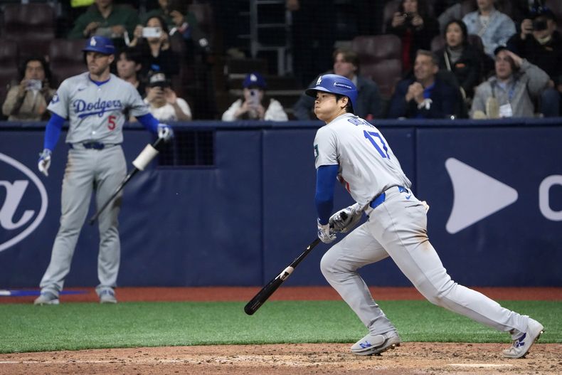Shohei Ohtani de los Dodgers de Los Ángeles batea un sencillo ante los Padres de San Diego, el miércoles 20 de octubre de 2024, en Seúl. (AP Foto/Ahn Young-joon)