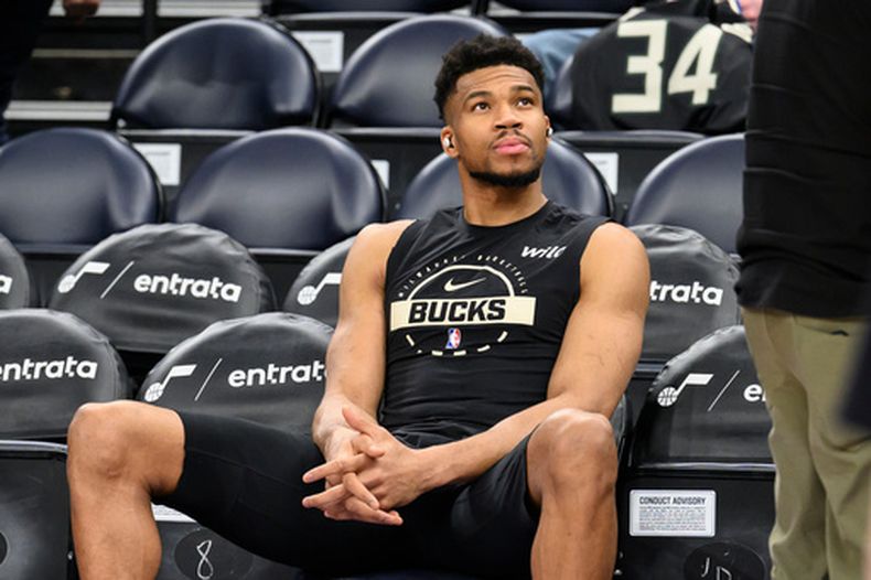 Giannis Antetokounmpo, de los Bucks de Milwaukee, observa la sesión de calentamiento previo al partido de baloncesto de la NBA contra el Jazz de Utah, el jueves 19 de marzo de 2026, en Salt Lake City. (AP Foto/Tyler Tate)
