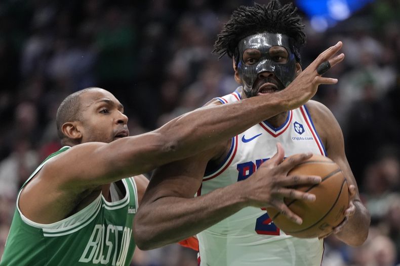 Joel Embiid, de los 76ers de Filadelfia, intenta superar a Al Horford, de los Celtics de Boston, durante la segunda mitad del juego de baloncesto de la NBA, el miércoles 25 de diciembre de 2024, en Boston (AP Foto/Michael Dwyer)