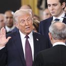 Donald Trump presta juramento durante la 60ma ceremonia de investidura presidencial en la Rotonda del Capitolio federal en Washington, el lunes 20 de enero de 2025. (Kevin Lamarque/Pool Photo vía AP)