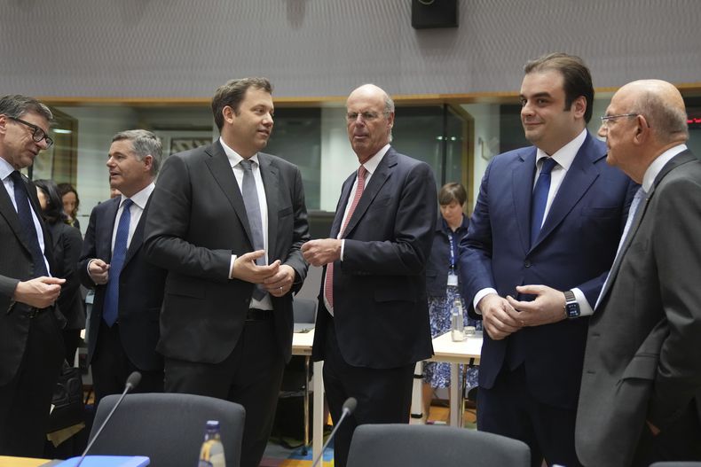 De izquierda a derecha, el ministro de Finanzas de Italia, Giancarlo Giorgetti, el presidente del Eurogrupo Paschal Donohoe, el ministro de Finanzas de Alemania, Lars Klingbeil, el ministro de Finanzas de Francia, Eric Lombard, el ministro de Finanzas de Grecia, Kyriakos Pierrakakis y el ministro de Finanzas de Chipre, Makis Keravnos, en una reunión de ministros de finanzas de Eurogrupo en el edificio del Consejo Europeo en Bruselas, el lunes 12 de mayo de 2025. (AP Foto/Virginia Mayo)